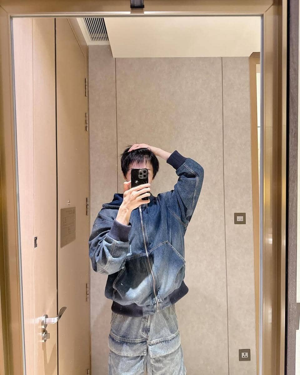 Jisung NCT mengenakan celana jeans