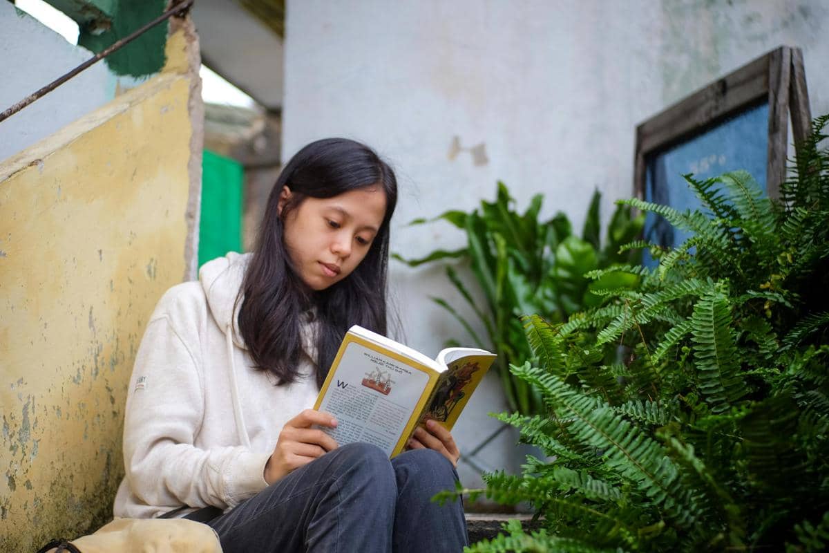 ilustrasi membaca buku