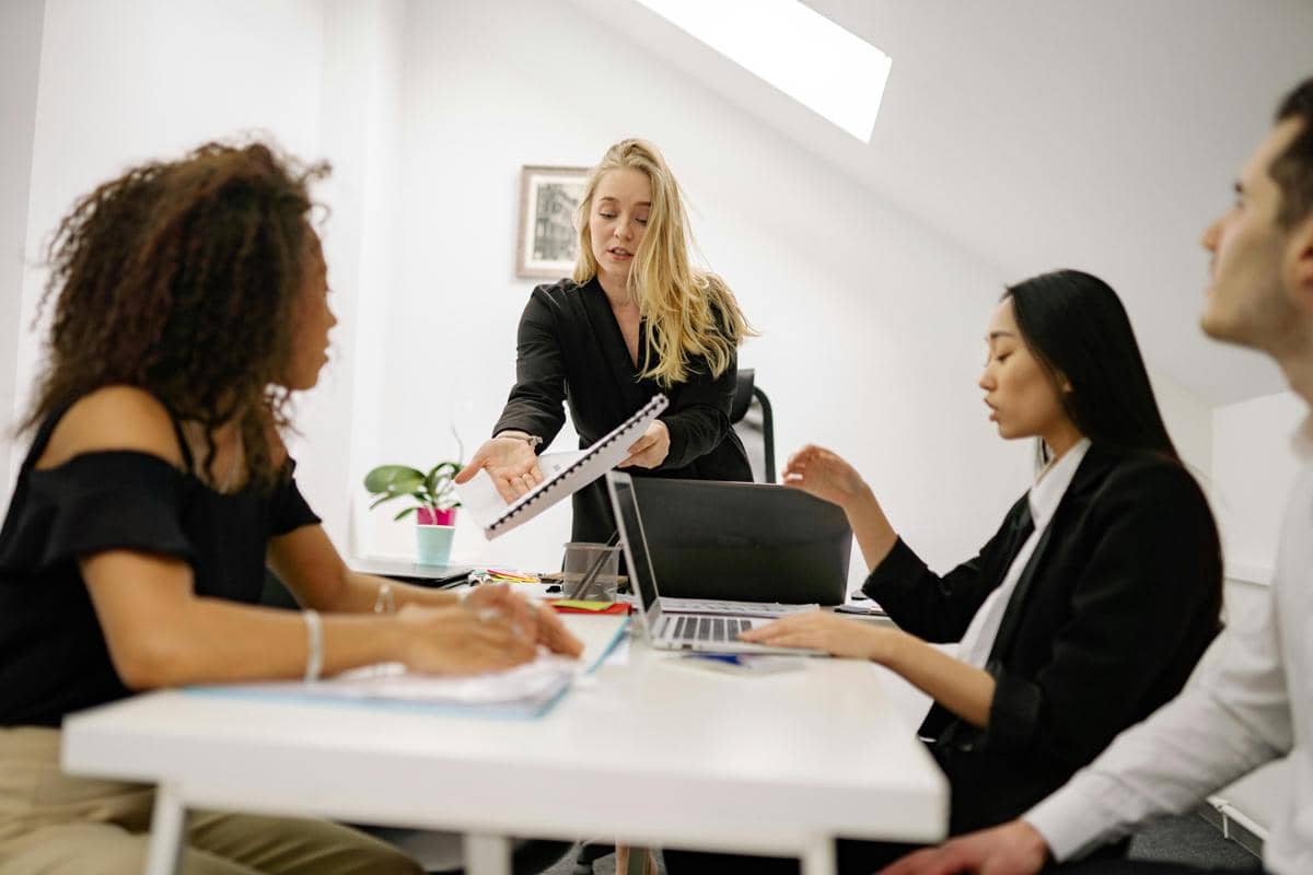 ilustrasi menghadapi orang yang suka cari-cari kesalahan kita