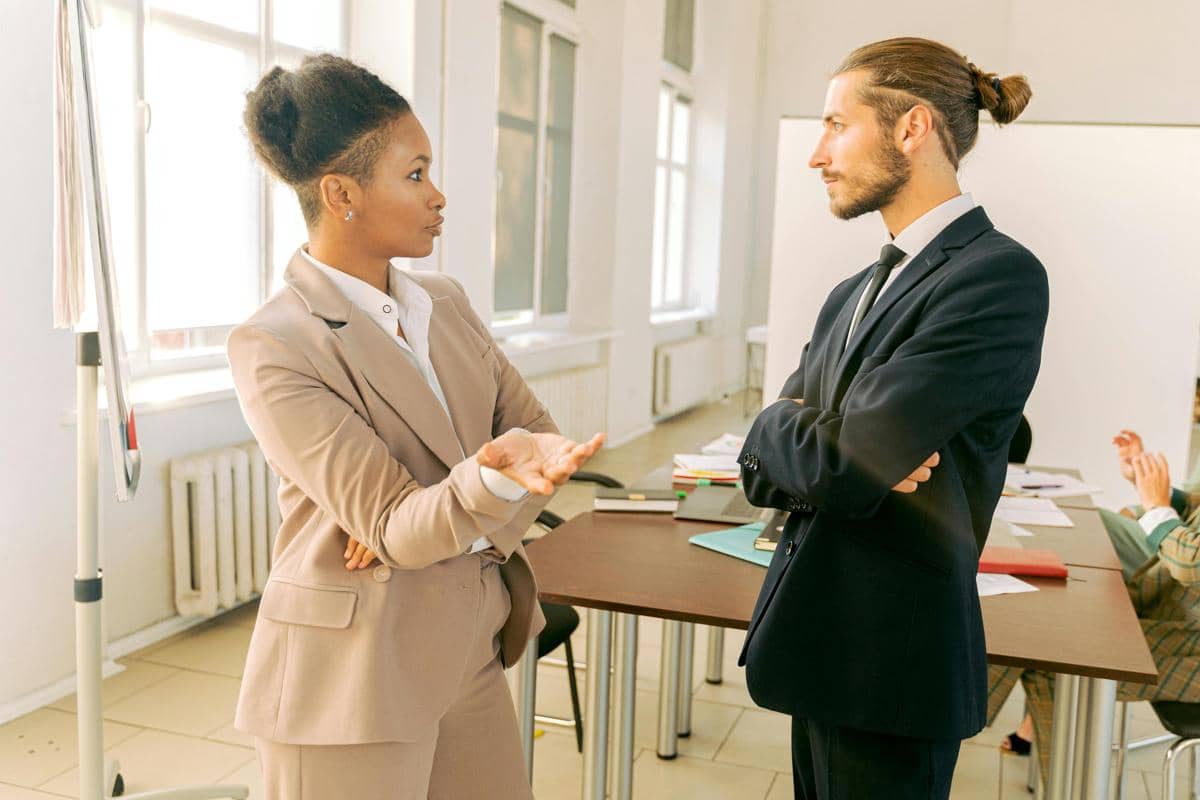 ilustrasi menghadapi orang yang suka cari-cari kesalahan kita