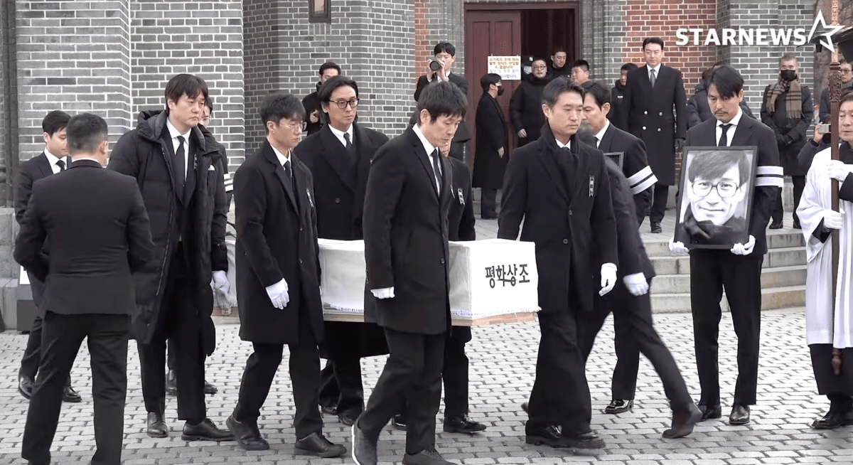 momen pemakaman Ahn Sung Ki