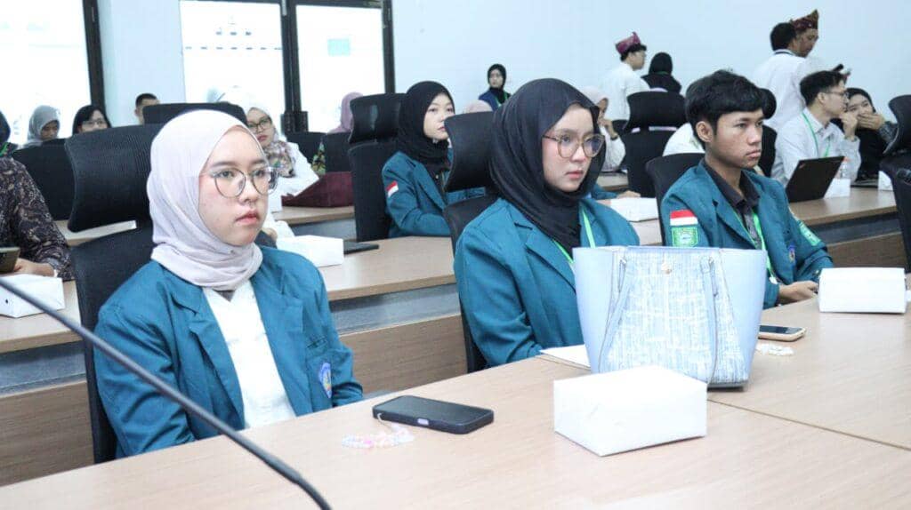 Calesta Adinda, mahasiswi Program Studi S1 Biologi, Fakultas Matematika dan Ilmu Pengetahuan Alam (FMIPA), berhasil meraih Best Paper pada 2nd International Colloquium in Medical Biotechnology and Health Sciences (ICMBHS) Tahun 2025