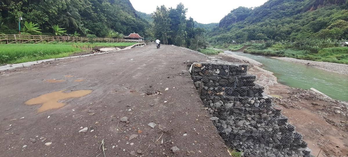 Penampakan Perbaikan Sementara Jalan Amblas di Srikeminut Bantul