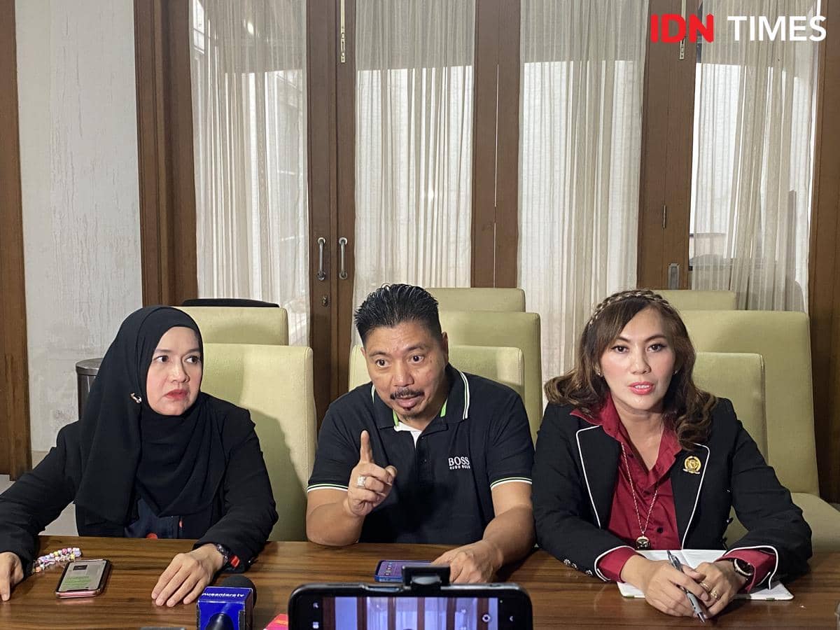 potret Farly Lumopa bersama kuasa hukumnya