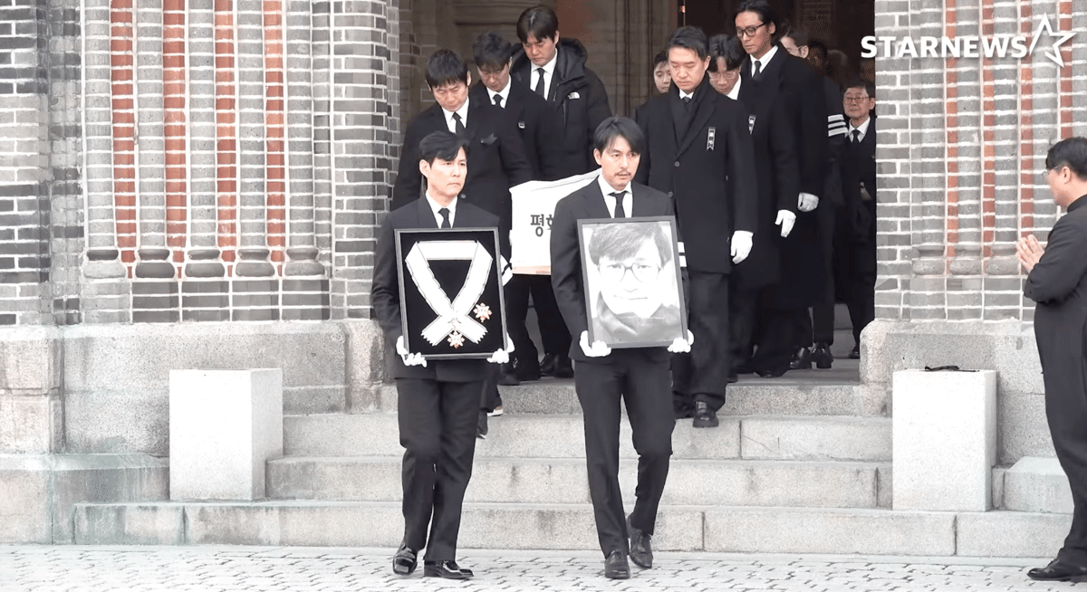 momen pemakaman Ahn Sung Ki