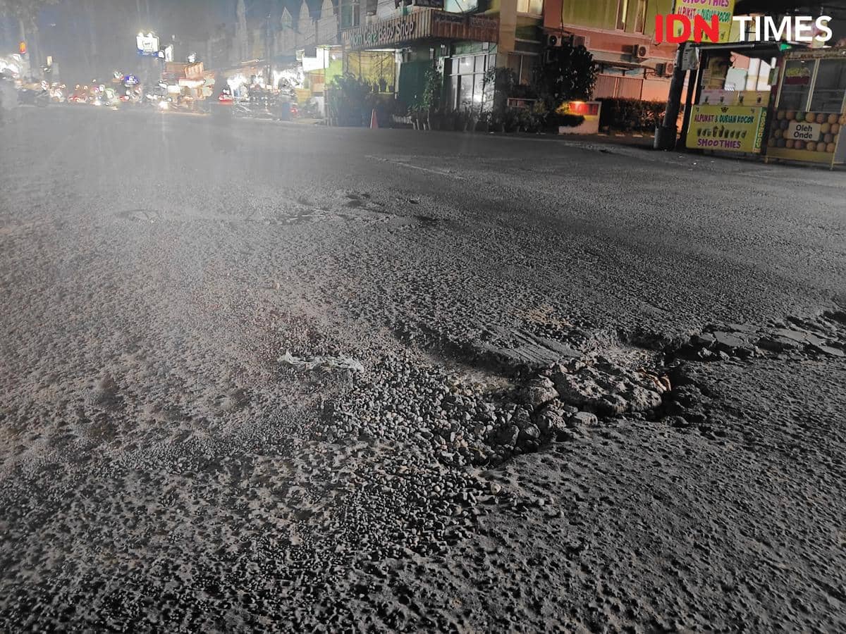 Jalan berlubang di Dukuh Zamrud. (IDN Times/Imam Faishal)
