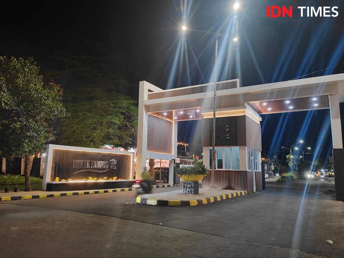 Pemkot Bekasi bangun gapura Rp1 miliar. (IDN Times/Imam Faishal) 