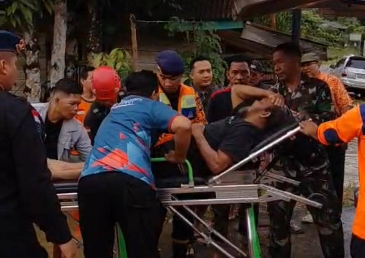 Evakuasi warga terdampak banjir. 