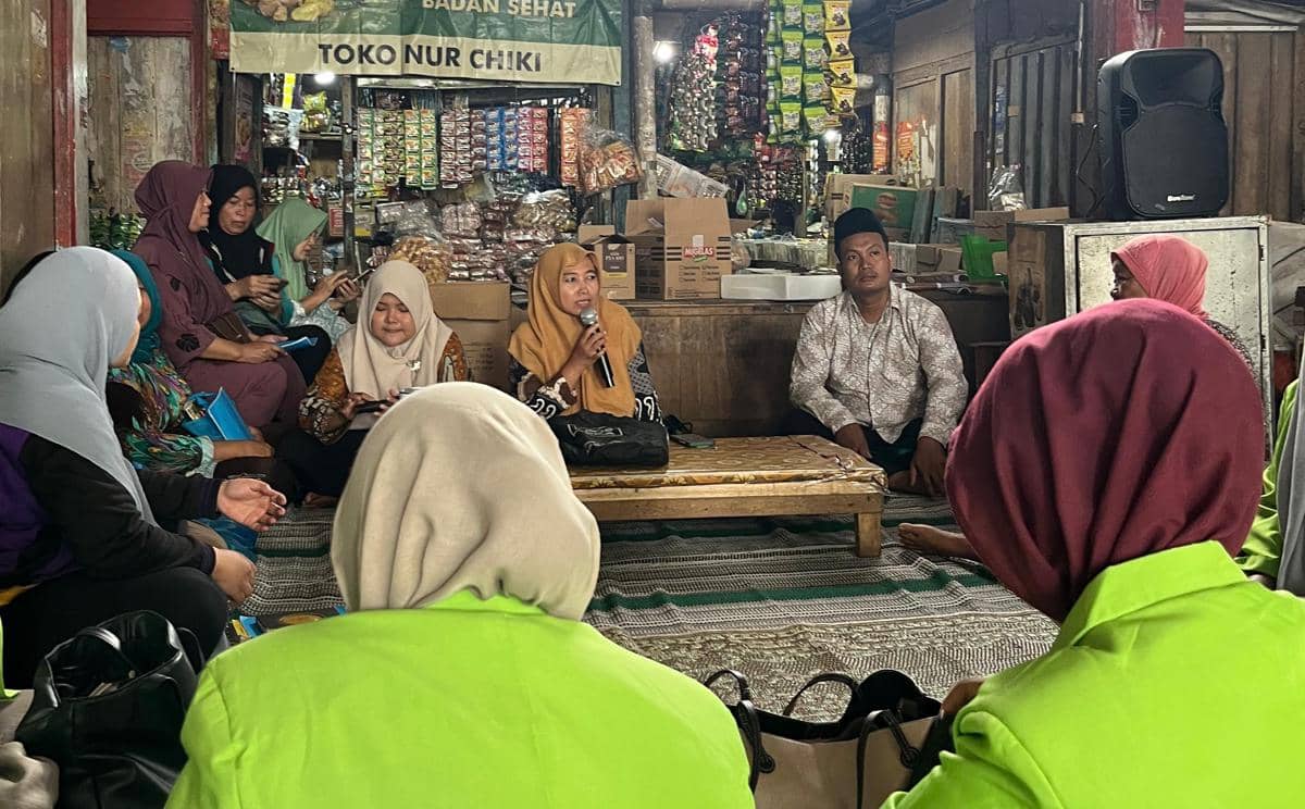 Kepala KUA Kecamatan Mijen, Zahrotun Nisa (tengah) saat kegiatan edukasi keluarga di Pasar Mijen, Semarang. (Dok. KUA Mijen)