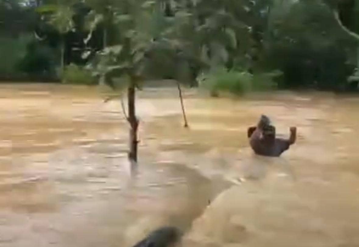 Jembatan gantung di Sintang nyaris putus. 