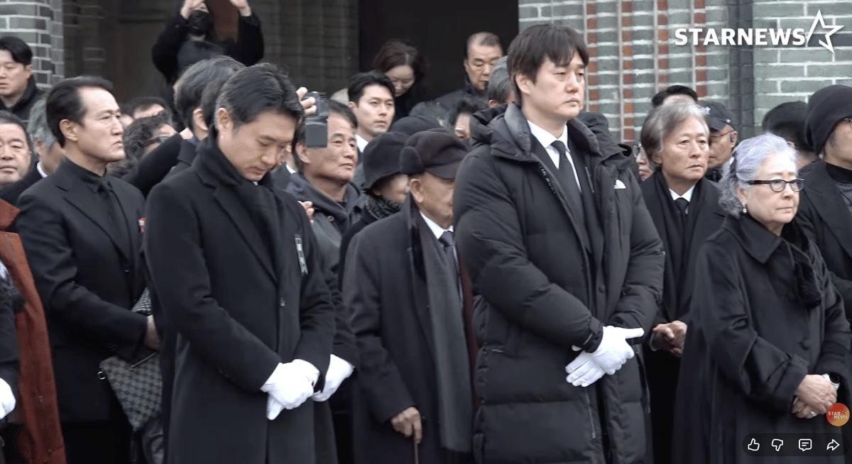 momen pemakaman Ahn Sung Ki