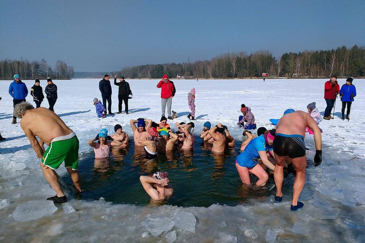 Potret orang berenang saat musim dingin