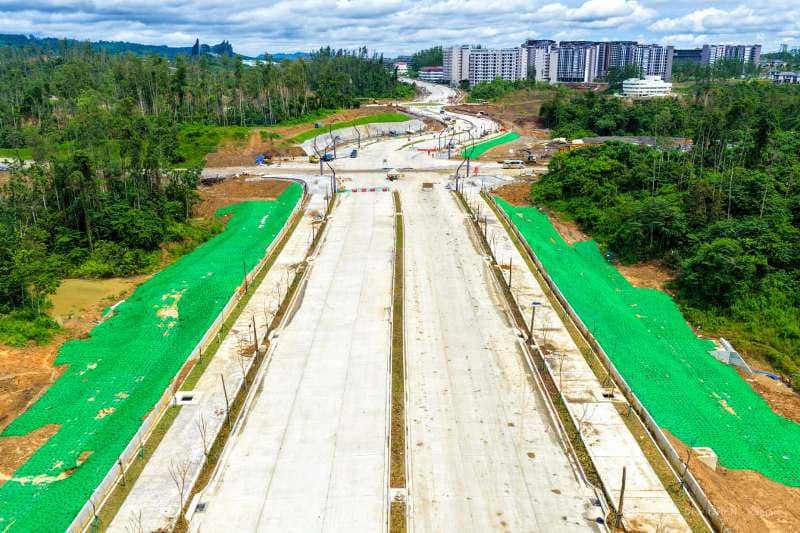 Salah satu proses pembangunan jalan yang akan memperkuat konektivitas antar kawasan strategis di KIPP IKN. Foto Humas OIKN  