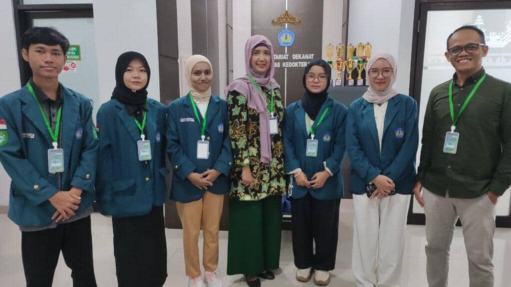 Calesta Adinda, mahasiswi Program Studi S1 Biologi, Fakultas Matematika dan Ilmu Pengetahuan Alam (FMIPA), berhasil meraih Best Paper pada 2nd International Colloquium in Medical Biotechnology and Health Sciences (ICMBHS) Tahun 2025