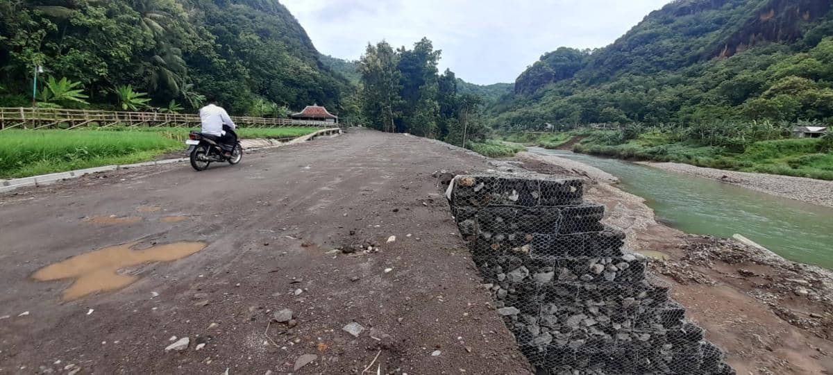 Penampakan Perbaikan Sementara Jalan Amblas di Srikeminut Bantul