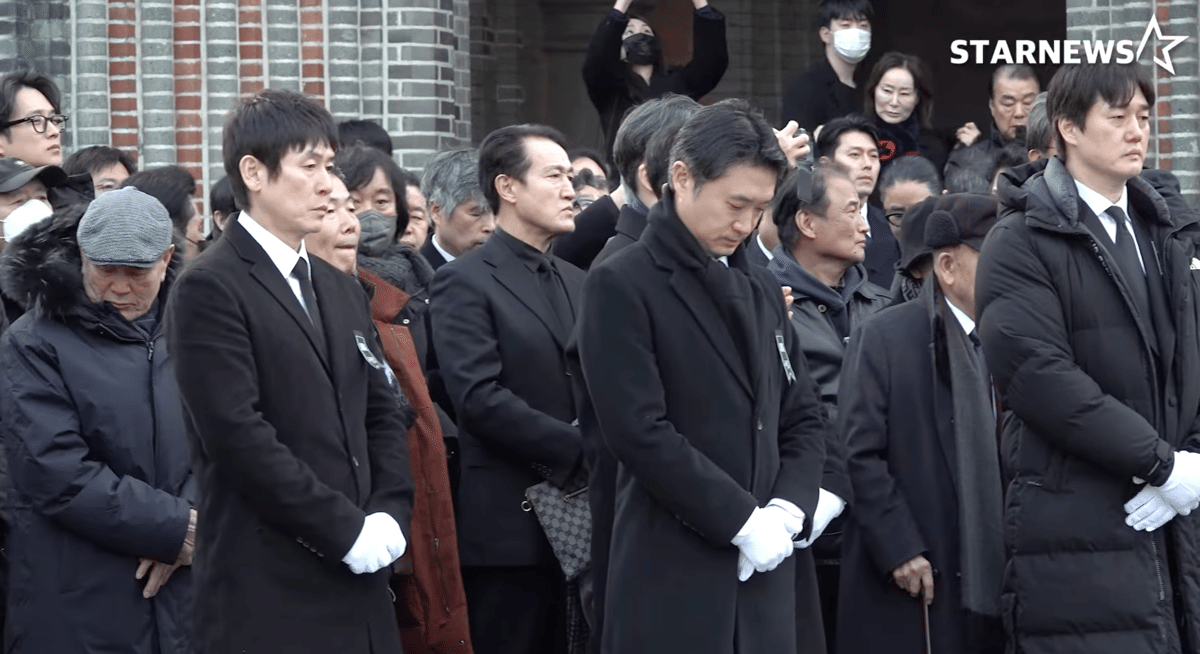 momen pemakaman Ahn Sung Ki