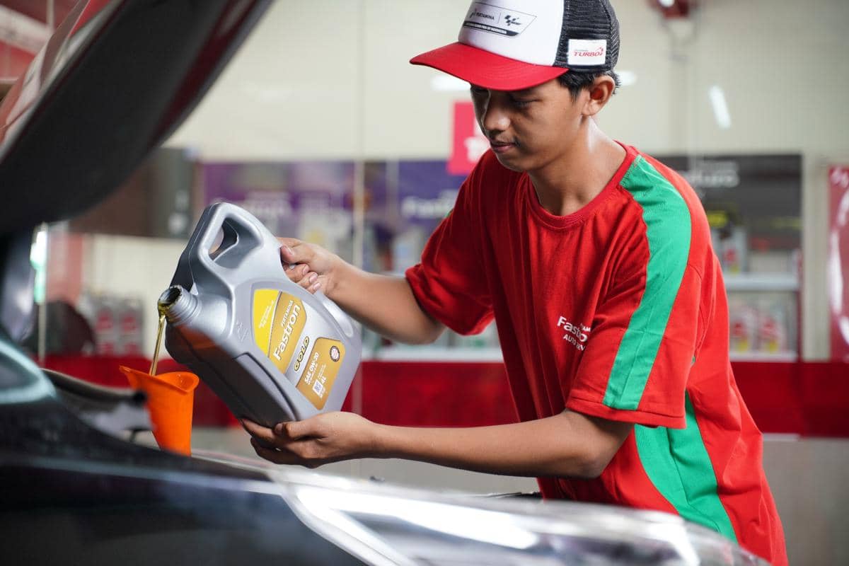 Mekanik Fastron Auto Service melakukan penggantian oli menggunakan pelumas Pertamina Fastron Gold untuk menjaga kinerja mesin tetap optimal.jpeg