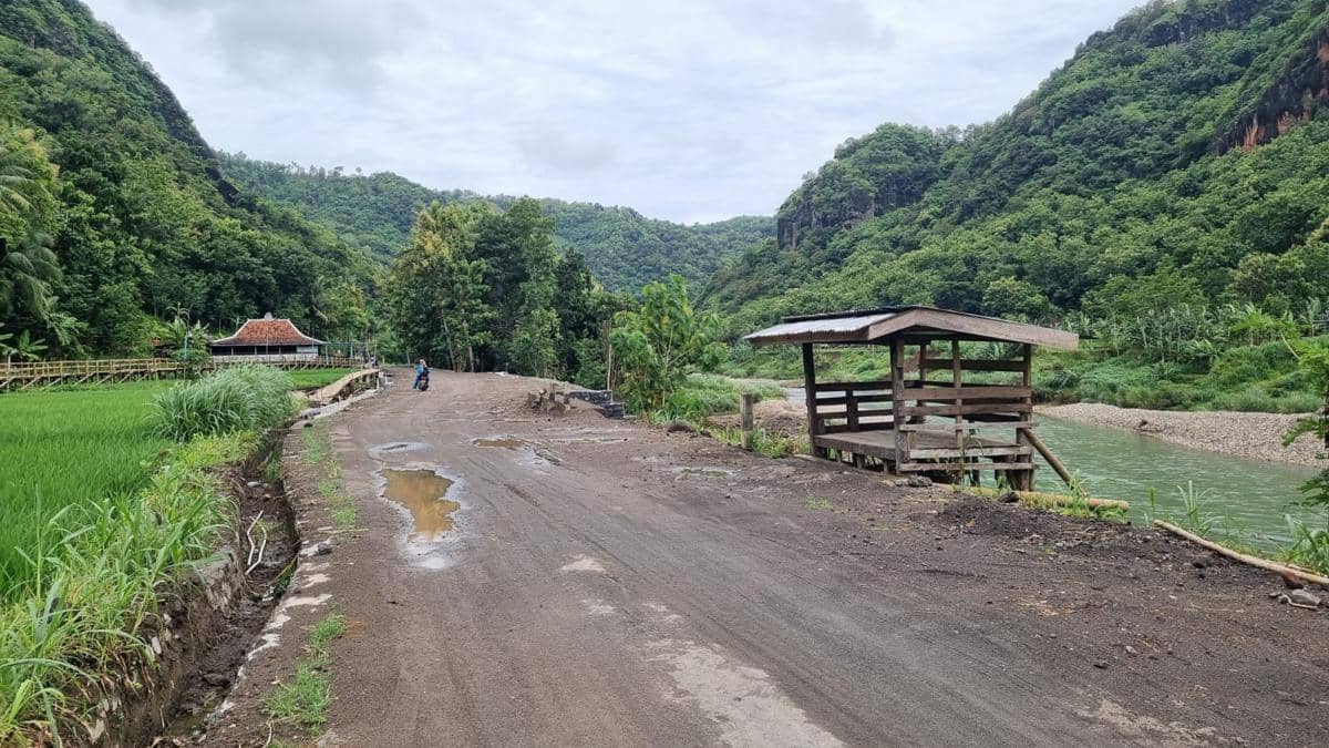 Penampakan Perbaikan Sementara Jalan Amblas di Srikeminut Bantul