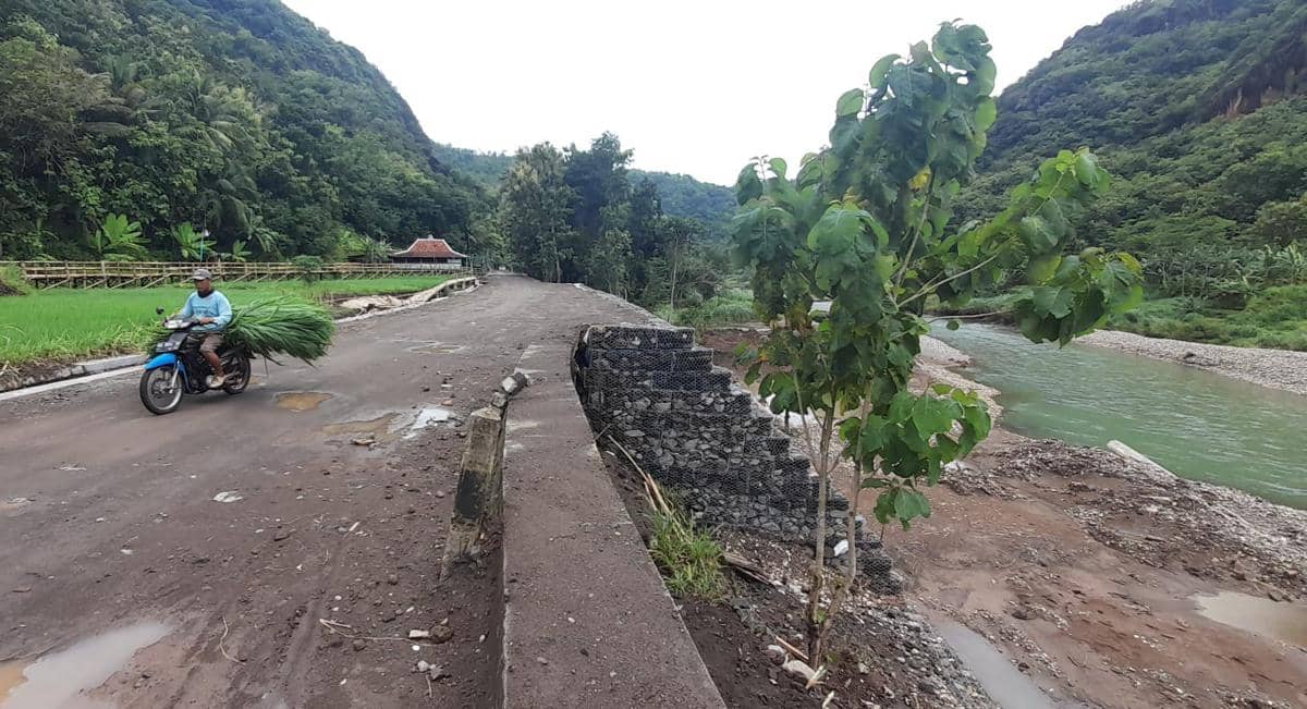 Penampakan Perbaikan Sementara Jalan Amblas di Srikeminut Bantul