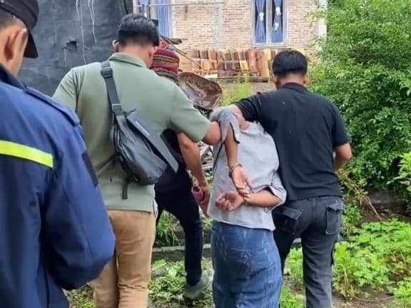 Personel PPA Satreskrim Polres Pringsewu meringkus tersangka CS di kediamannya di wilayah Ambarawa.