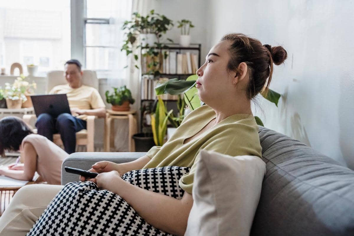 pasangan duduk berjauhan