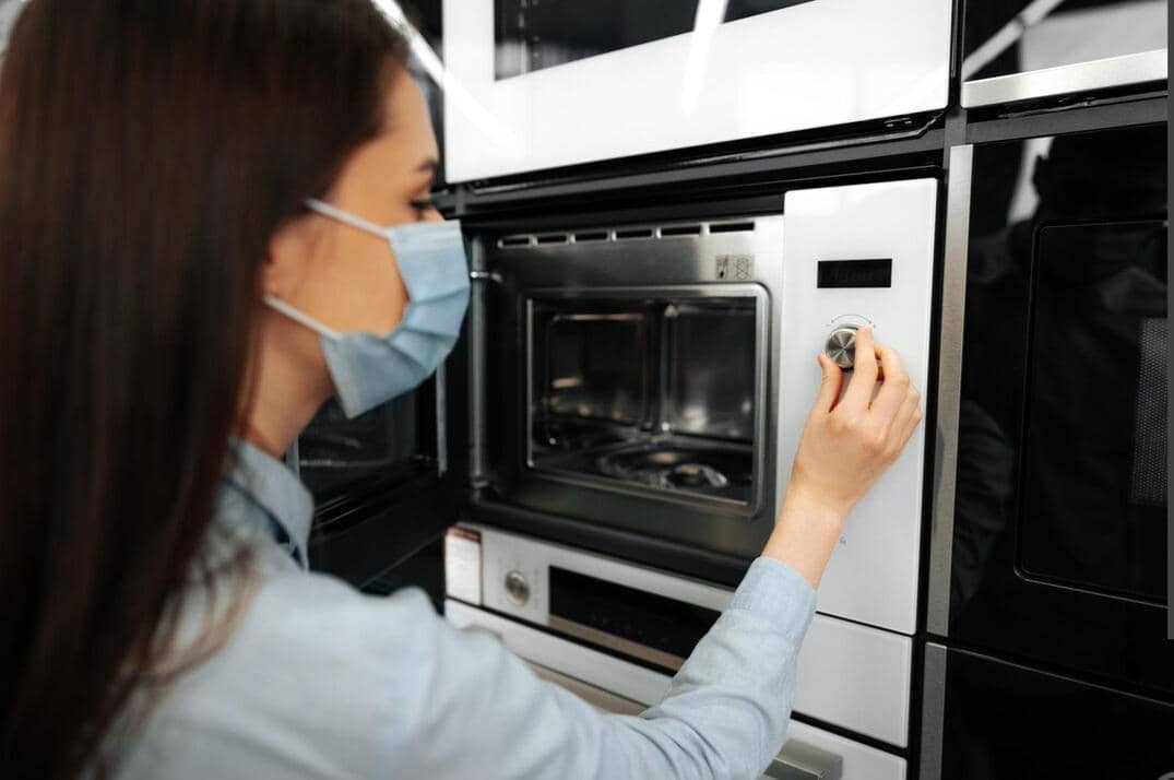 ilustrasi memanaskan oven (freepik.com/fabrikasimf)