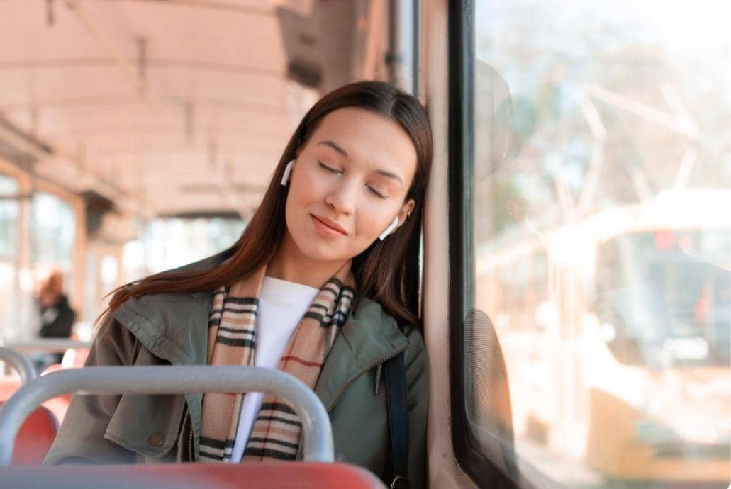 ilustrasi tidur di bus