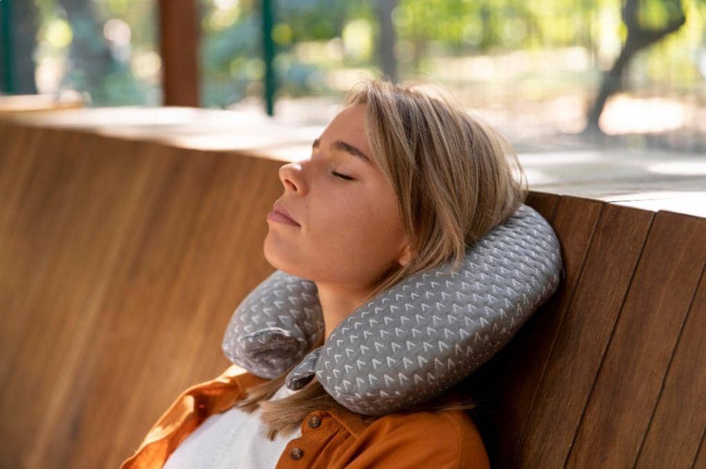 ilustrasi cewek tidur pakai bantal leher