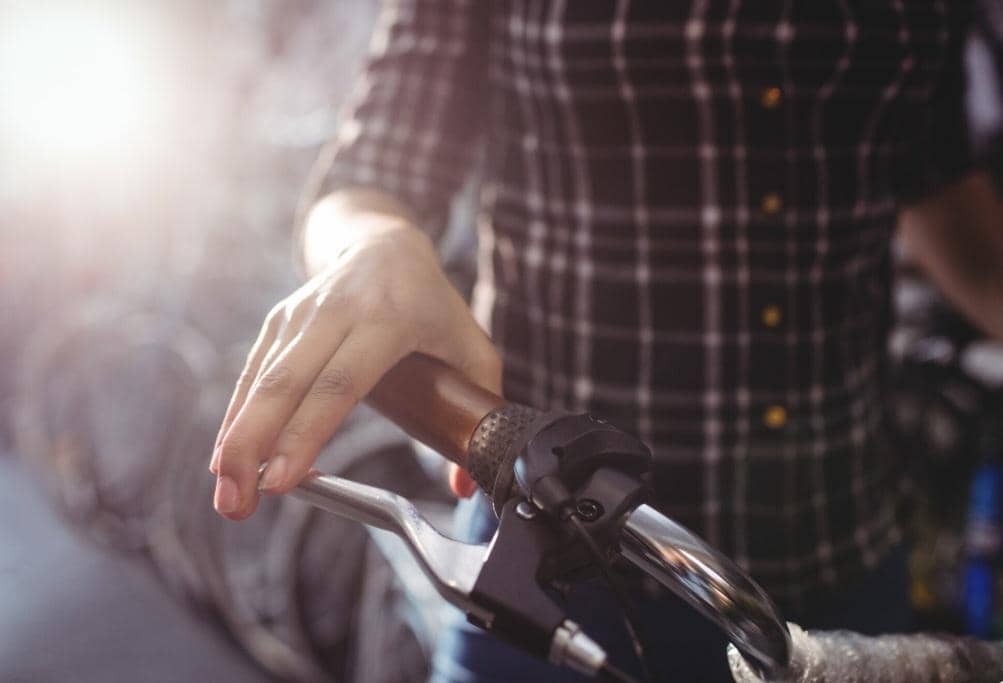 ilustrasi meriksa kondisi rem motor