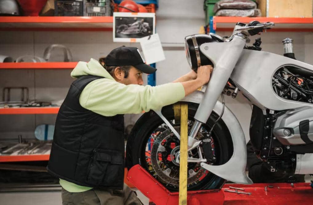 ilustrasi merawat motor