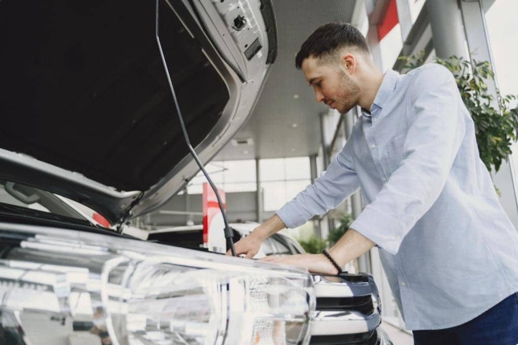 ilustrasi mengecek kondisi mobil