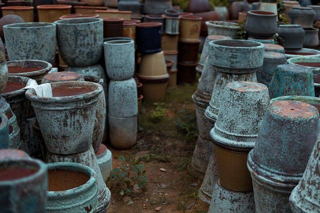 Ilustrasi pot tanah liat 