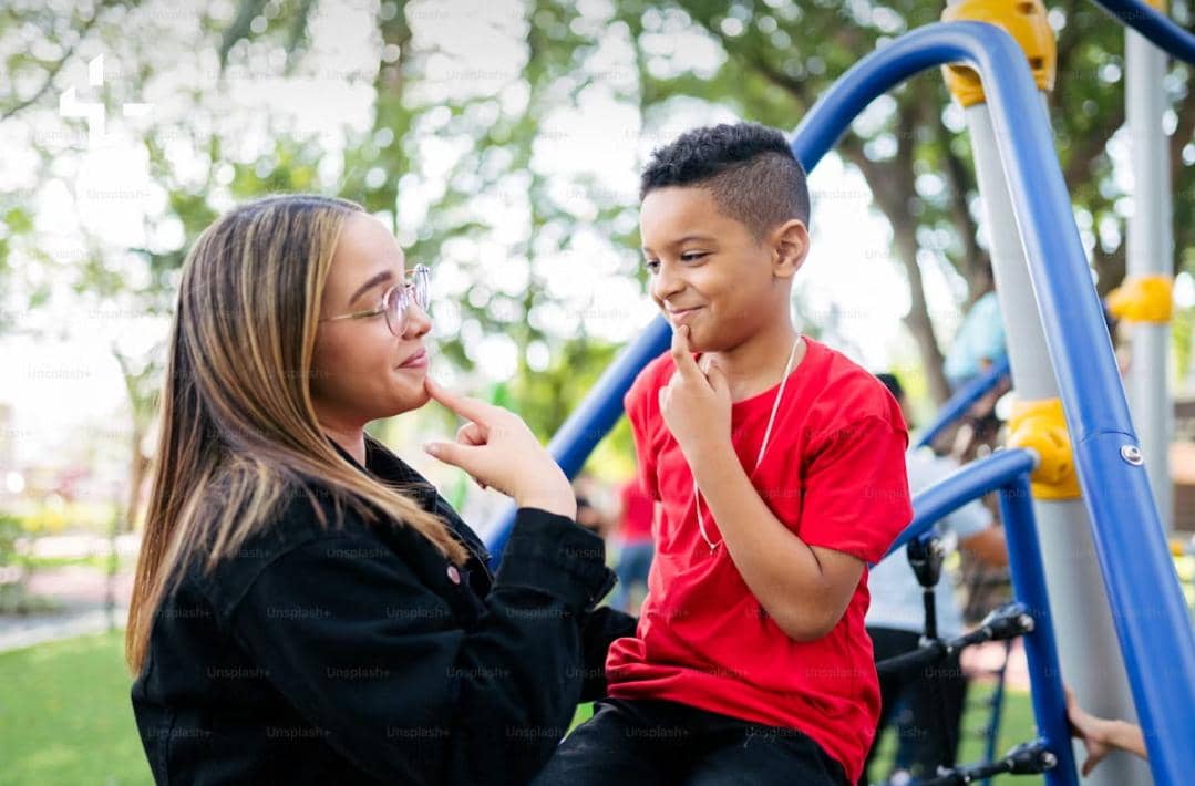 Ibu dan anak bermain bersama