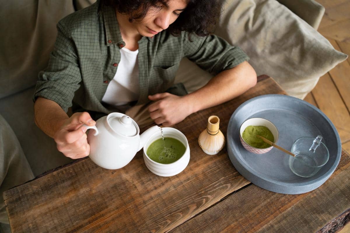 ilustrasi menyeduh matcha 