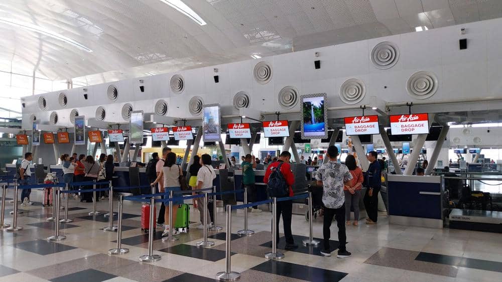 ilustrasi penumpang yang sedang check in di bandara