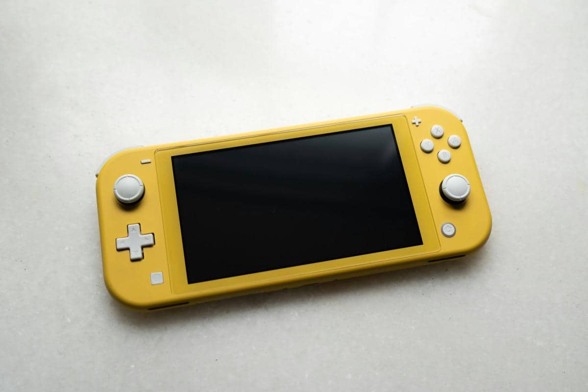 ilustrasi Nintendo Switch Lite kuning