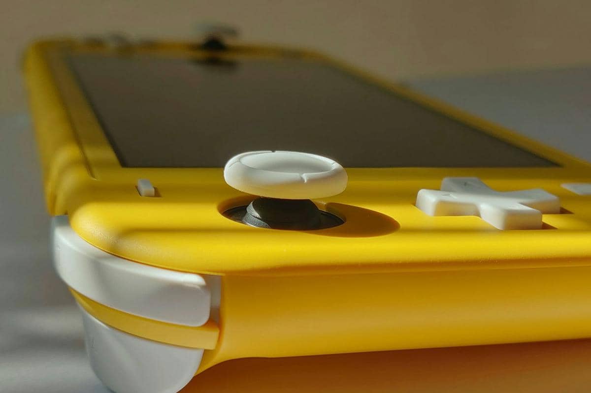 potret Switch Lite kuning