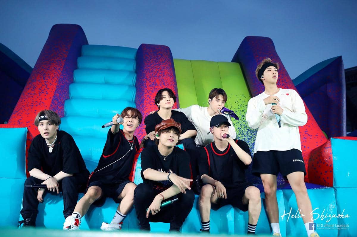 Potret BTS tampil Anpanman di konser Speak Yourself