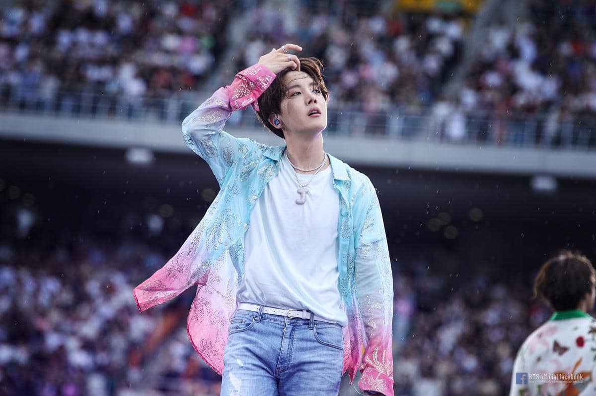 Potret J-Hope BTS tampil Bapsae di konser Speak Yourself
