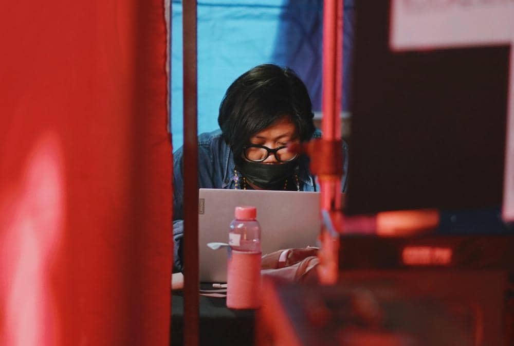 ilustrasi memesan tiket pesawat secara online 