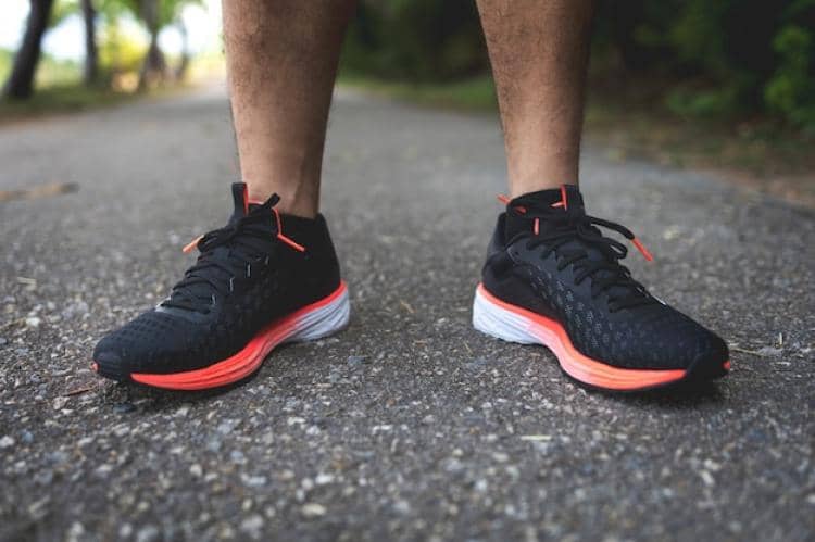 ilustrasi sepatu running dengan sol foam