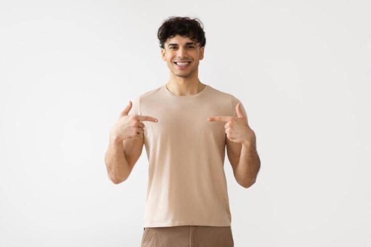 ilustrasi pria menggunakan kaos polos