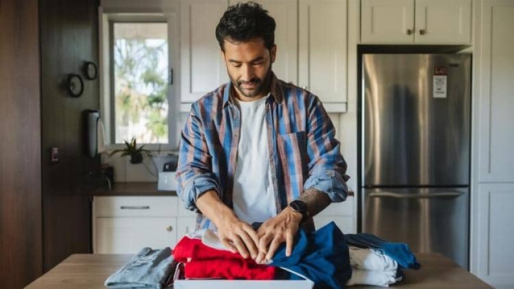 ilustrasi pria merapikan lemari baju