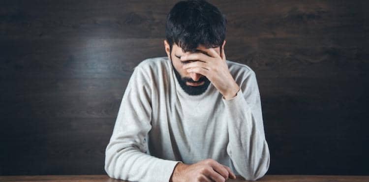 ilustrasi pria memiliki trauma bonding