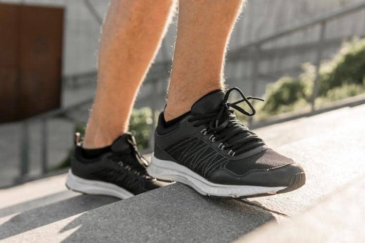 ilustrasi sepatu running dengan sol foam