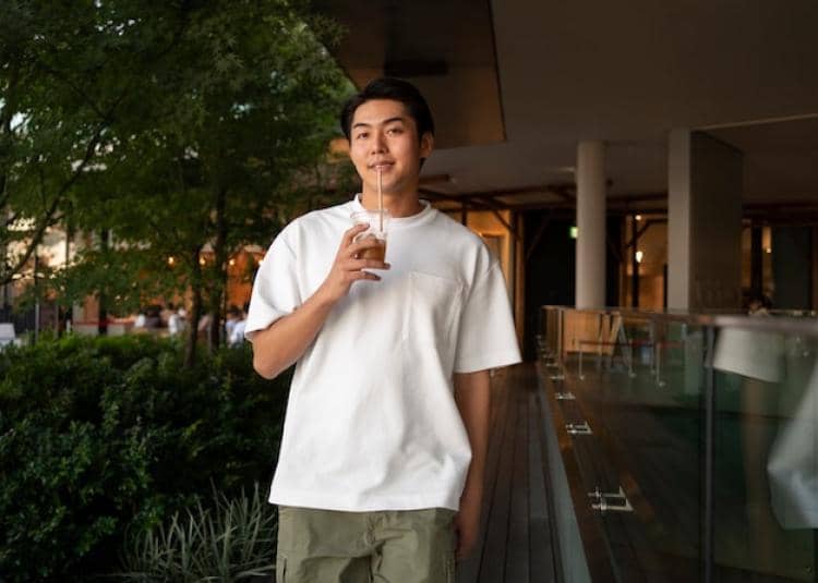 ilustrasi pria menggunakan kaos polos