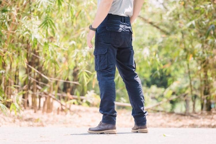 ilustrasi pria menggunakan cargo pants
