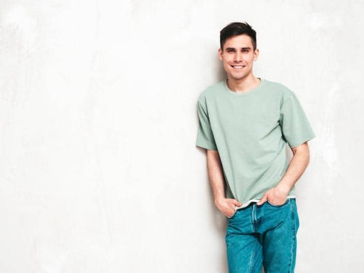 ilustrasi pria menggunakan kaos polos