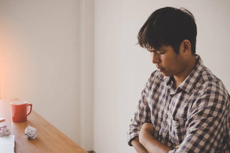 ilustrasi pria memiliki trauma bonding