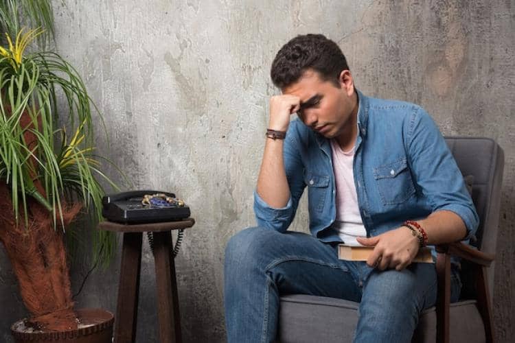 ilustrasi pria memiliki trauma bonding